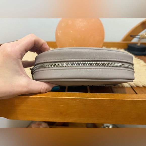 ⭐️ 3 For $25 ⭐️ Steve Madden Taupe Belt Bag (Missing Belt) - Picture 3 of 6